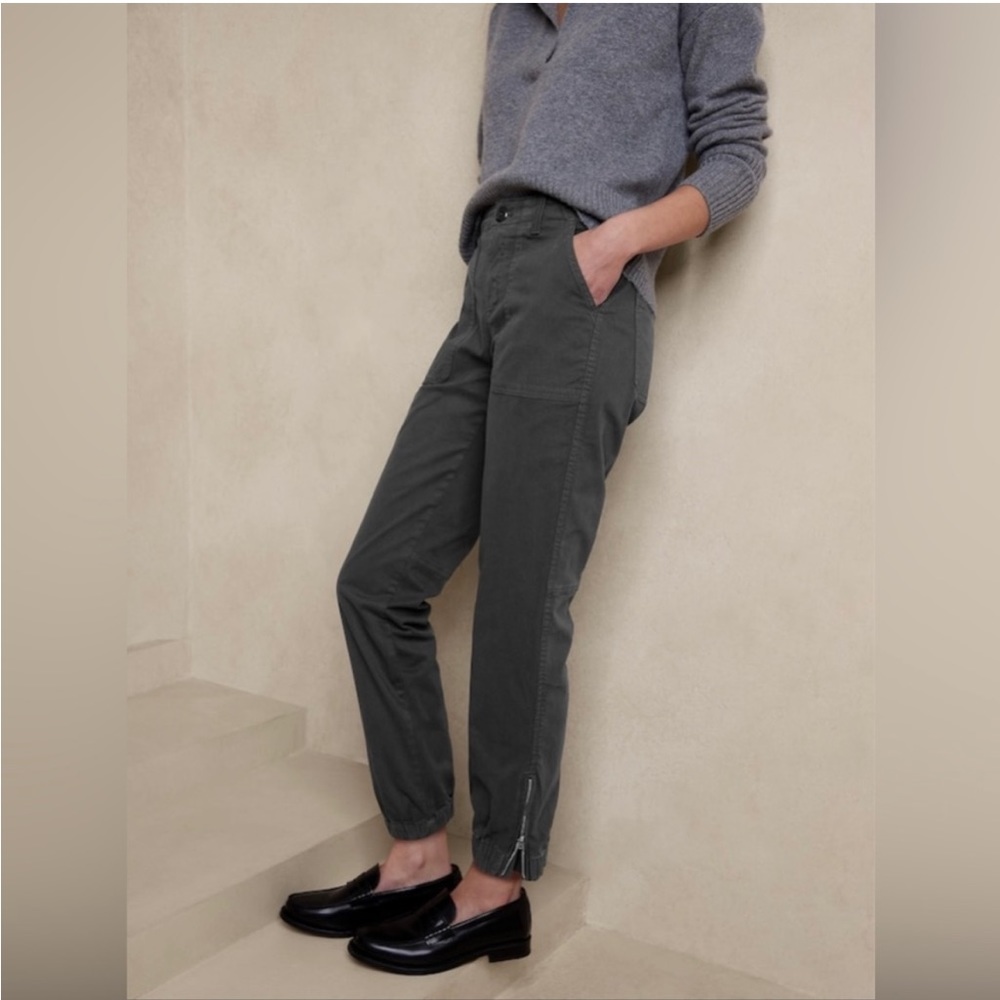 Banana Republic Women’s Slim Fit Utility Jogger 10 long